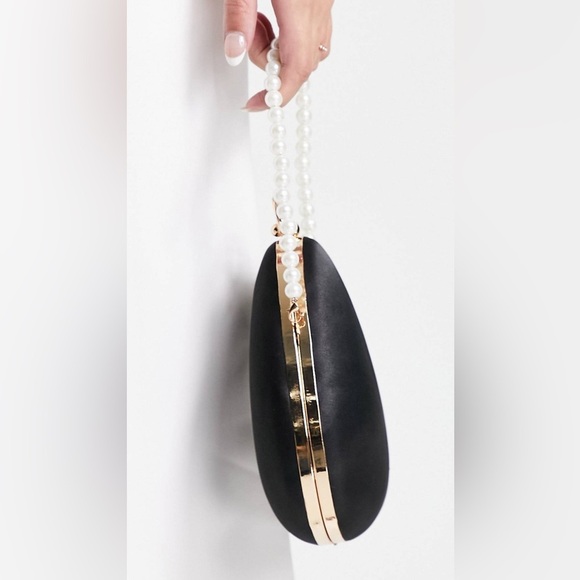 structured clutch black satin pearl gold chain and ring handle - Picture 6 of 17